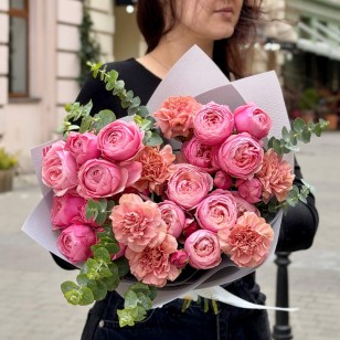 Романтический букет с кустовой пионовидной розой Silva Pink «Её любимая мелодия»