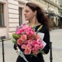 Романтичний букет з кущовою піоновидною трояндою Silva Pink «Її улюблена мелодія»