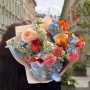 Контрастний букет з піоновидною трояндою Juliet «Небо в абрикосах»