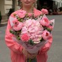 Нежный букет с пионами сорта Salmon Saucer «Розовый звездопад»