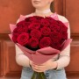 25 червоних троянд сорту Red Naomi у букеті «Таємнича Наомі»