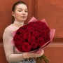 25 червоних троянд сорту Red Naomi у букеті «Таємнича Наомі»