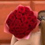 25 червоних троянд сорту Red Naomi у букеті «Таємнича Наомі»