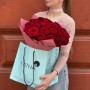 25 червоних троянд сорту Red Naomi у букеті «Таємнича Наомі»