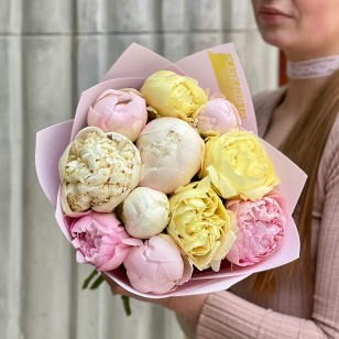 Микс из 11 нежных пионов в букете «Зефирные дни»