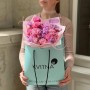 Ніжний букет із трояндою сорту Lady Bombastic «Повітряна мить»