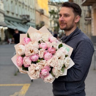 Мікс із 25 півоній сортів Gardenia та Vogue у букеті «Принцеса аромату»