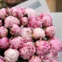 Розкішна 51 півонія сорту Sarah Bernhardt у букеті «Травнева королева»
