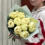 9 пионов сорта Bartzella в букете «Королева Солнца»