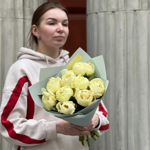 9 пионов сорта Bartzella в букете «Королева Солнца»
