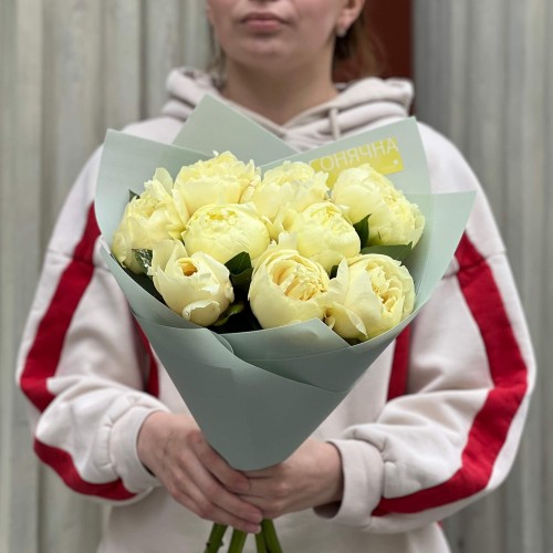 9 пионов сорта Bartzella в букете «Королева Солнца»