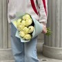 9 пионов сорта Bartzella в букете «Королева Солнца»