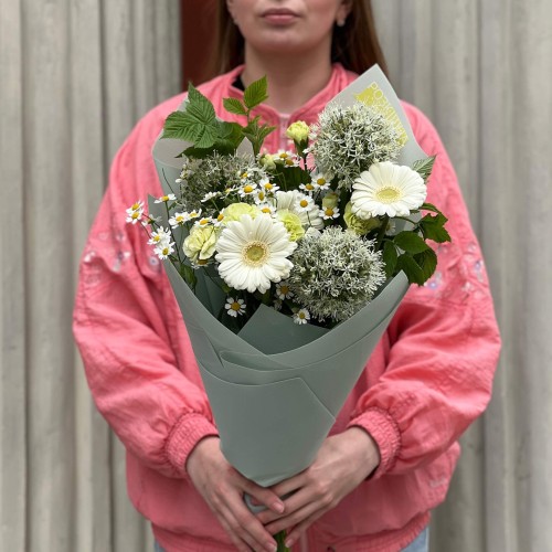 Light bouquet in garden style with gerberas «Mint Tea»