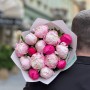 Мікс із 15 рожевих півоній у букеті «Малинові крапельки»