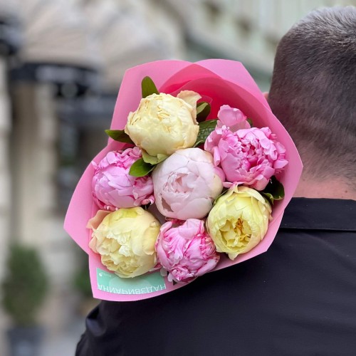 7 півоній сортів Sarah Bernhardt, Bartzella та Pillow Talk у букеті «Дівочі радощі»