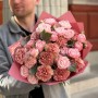 Очаровательный букет из кустовой пионовидной розы Lady Bombastic и диантусов «Пышное чудо»