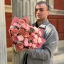 Очаровательный букет из кустовой пионовидной розы Lady Bombastic и диантусов «Пышное чудо»