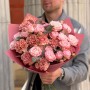 Очаровательный букет из кустовой пионовидной розы Lady Bombastic и диантусов «Пышное чудо»
