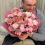 Очаровательный букет из кустовой пионовидной розы Lady Bombastic и диантусов «Пышное чудо»
