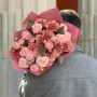 Очаровательный букет из кустовой пионовидной розы Lady Bombastic и диантусов «Пышное чудо»