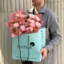 Очаровательный букет из кустовой пионовидной розы Lady Bombastic и диантусов «Пышное чудо»