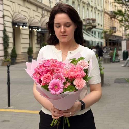 Іменний букет в рожевих тонах з півонією Lois Choice «Радість для Оленки»