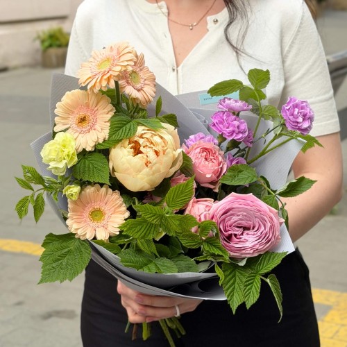 Нежный букет в садовом стиле с пионовидной розой Peony Kiss «Поцелуй для Елены»
