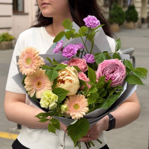 Нежный букет в садовом стиле с пионовидной розой Peony Kiss «Поцелуй для Елены»