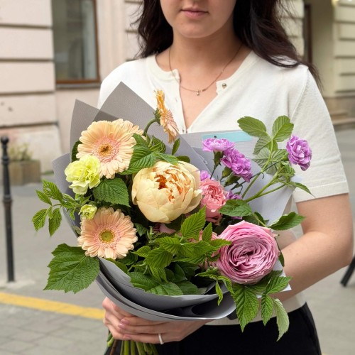 Нежный букет в садовом стиле с пионовидной розой Peony Kiss «Поцелуй для Елены»