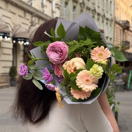Нежный букет в садовом стиле с пионовидной розой Peony Kiss «Поцелуй для Елены»