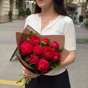 9 gorgeous burgundy Diana Parks peonies in the bouquet «Luxury Bordeaux»