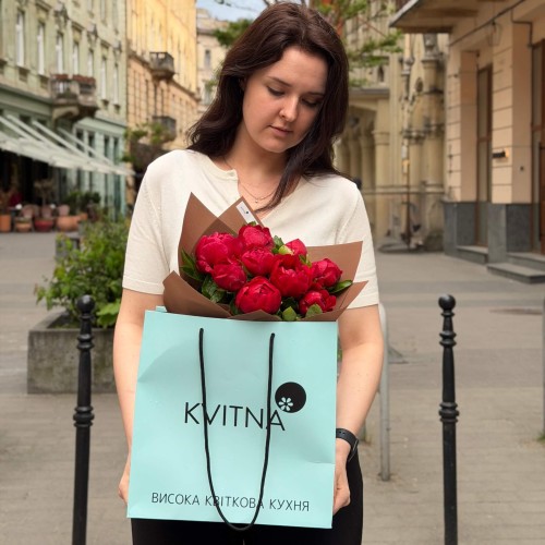 9 gorgeous burgundy Diana Parks peonies in the bouquet «Luxury Bordeaux»