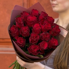 17 червоних класичних троянд сорту Rhodos у букеті «Шоколадна вишня»