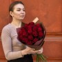 17 червоних класичних троянд сорту Rhodos у букеті «Шоколадна вишня»
