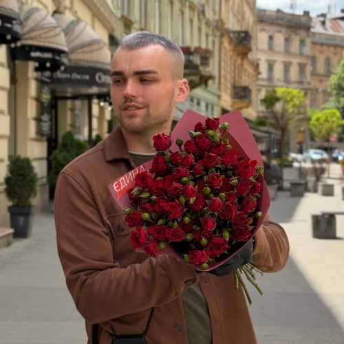 7 гілок кущової троянди Velvet Blossom у букеті «Квітковий поцілунок»