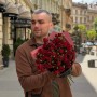 7 гілок кущової троянди Velvet Blossom у букеті «Квітковий поцілунок»