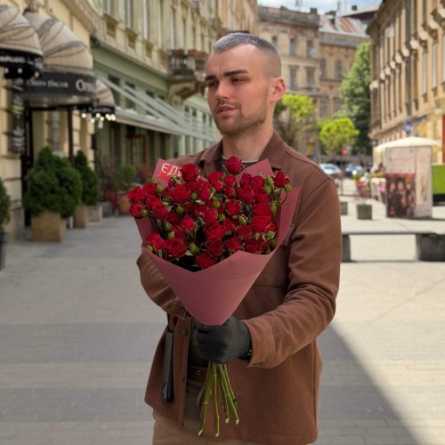 7 гілок кущової троянди Velvet Blossom у букеті «Квітковий поцілунок»