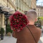 7 гілок кущової троянди Velvet Blossom у букеті «Квітковий поцілунок»
