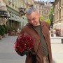 7 гілок кущової троянди Velvet Blossom у букеті «Квітковий поцілунок»