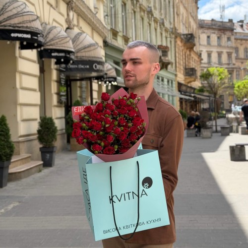 7 гілок кущової троянди Velvet Blossom у букеті «Квітковий поцілунок»