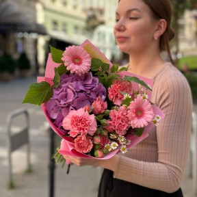 Яркий букет с гортензией и герберами «Диковинный цветок»