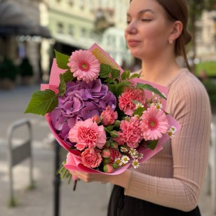 Vibrant bouquet with hydrangea and gerberas «Wonder Bloom»