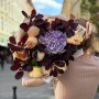 Контрастный букет с пионами сорта Libera «Бархатный сезон»