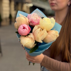 Микс из 7 пионов в букете «Радужный сорбет»