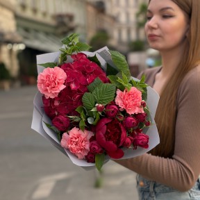 Насыщенный букет с гортензией «Рубиновый джем»