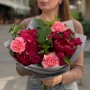 Насыщенный букет с гортензией «Рубиновый джем»