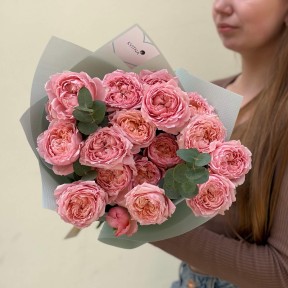 5 веток кустовой пионовидной розы сорта Juliet с эвкалиптом в букете «Очаровательная Джульетта»