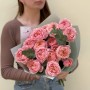 5 веток кустовой пионовидной розы сорта Juliet с эвкалиптом в букете «Очаровательная Джульетта»