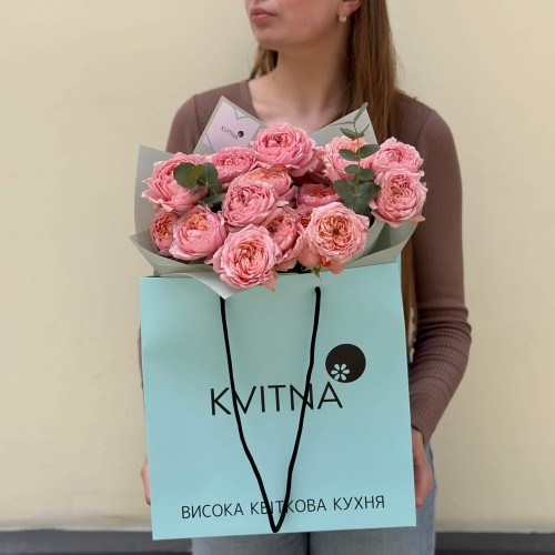 5 веток кустовой пионовидной розы сорта Juliet с эвкалиптом в букете «Очаровательная Джульетта»