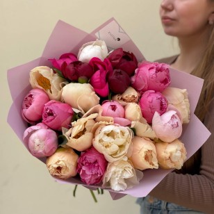 Микс из 25 пионов в букете «Мечта влюблённой»